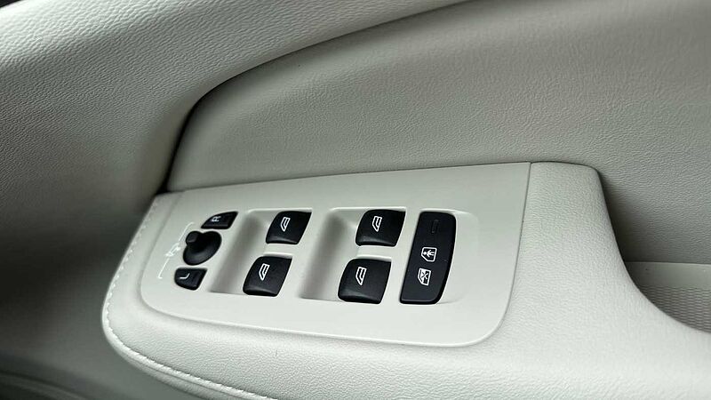 Volvo V60 Ultra, T8 AWD Plug-in hybrid, Electric/Petrol, Dark