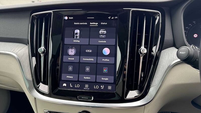 Volvo V60 Ultra, T8 AWD Plug-in hybrid, Electric/Petrol, Dark