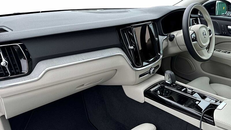 Volvo V60 Ultra, T8 AWD Plug-in hybrid, Electric/Petrol, Dark