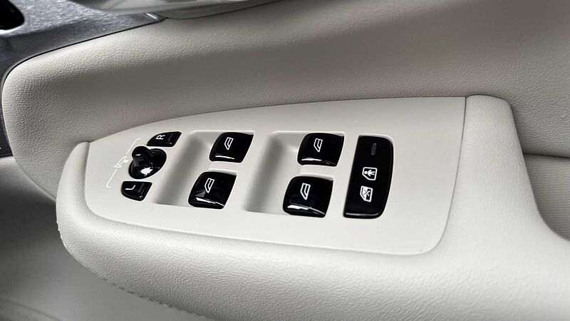 Volvo XC90 Ultra, T8 AWD Plug-in hybrid, Electric/Petrol, Dark, 7 Seats