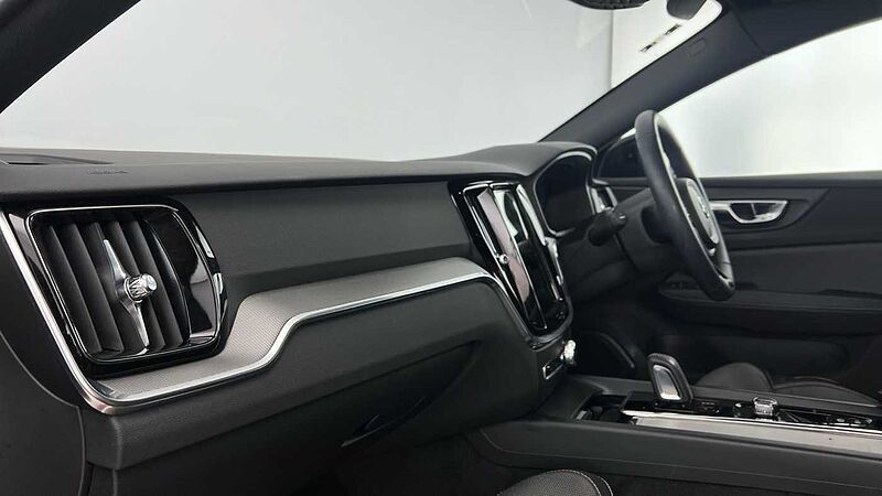 Volvo S60 R-Design, B5 mild hybrid (Rear Camera, Cruise Control)