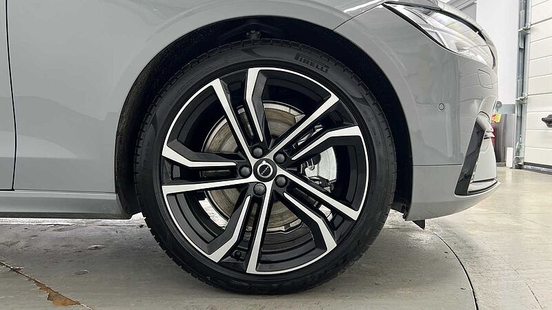 Volvo V90 Ultra, T8 AWD Plug-in hybrid, Electric/Petrol, Dark
