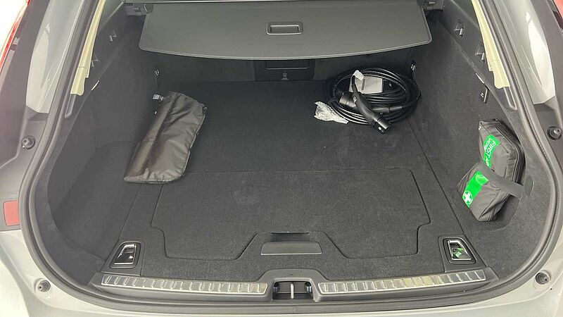 Volvo V90 Ultra, T8 AWD Plug-in hybrid, Electric/Petrol, Dark