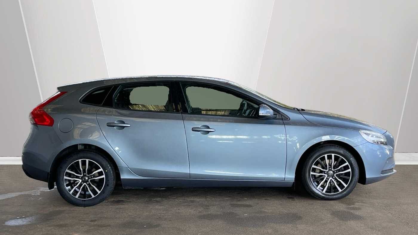 Volvo V40 T2 Momentum Manual