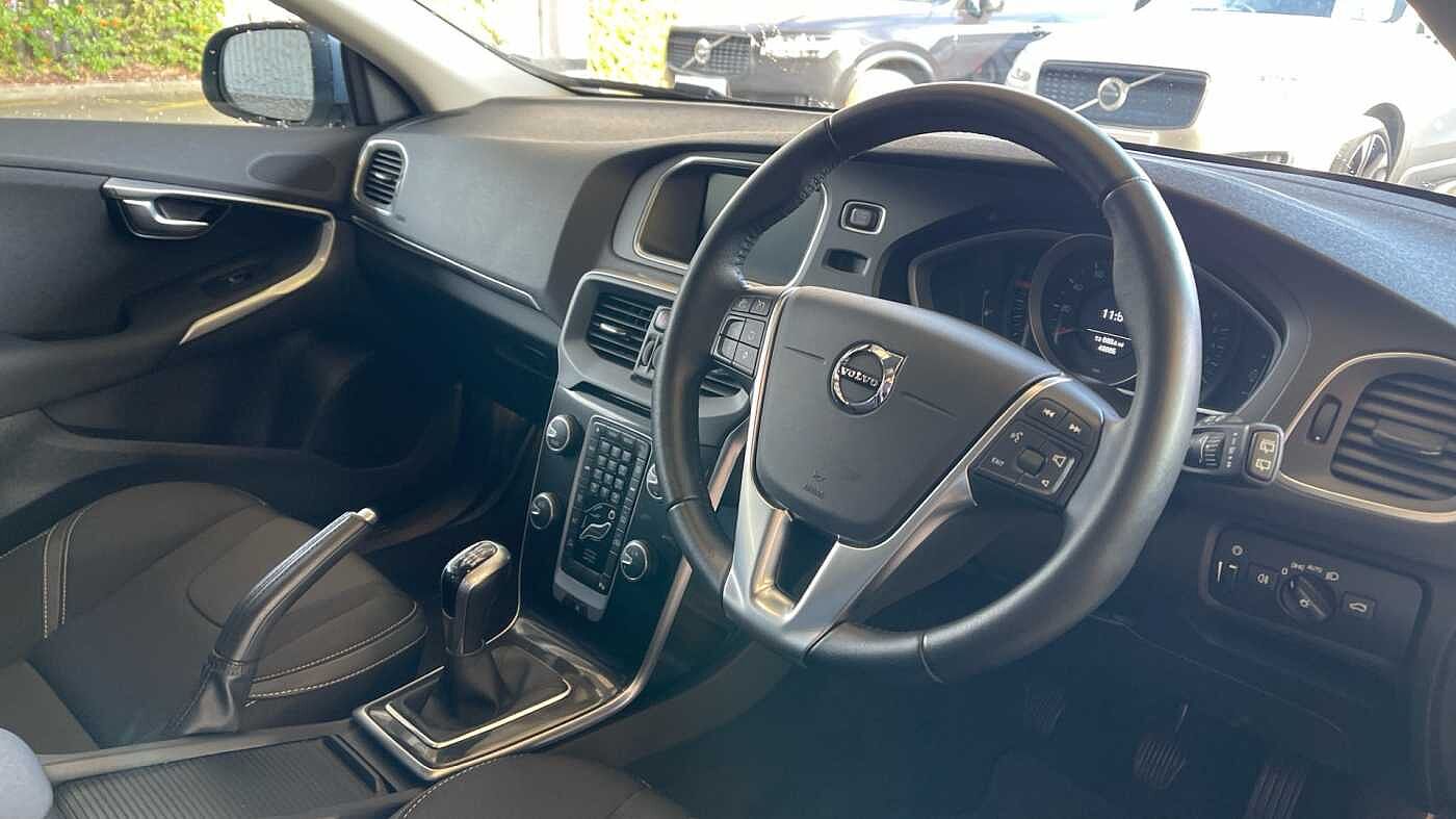 Volvo V40 T2 Momentum Manual