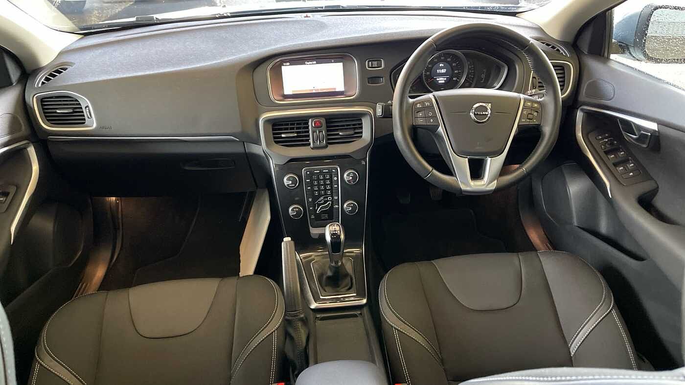 Volvo V40 T2 Momentum Manual