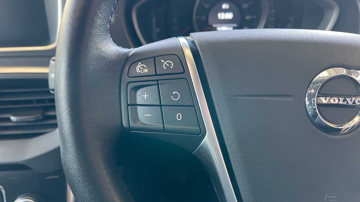 Volvo V40 T2 Momentum Manual