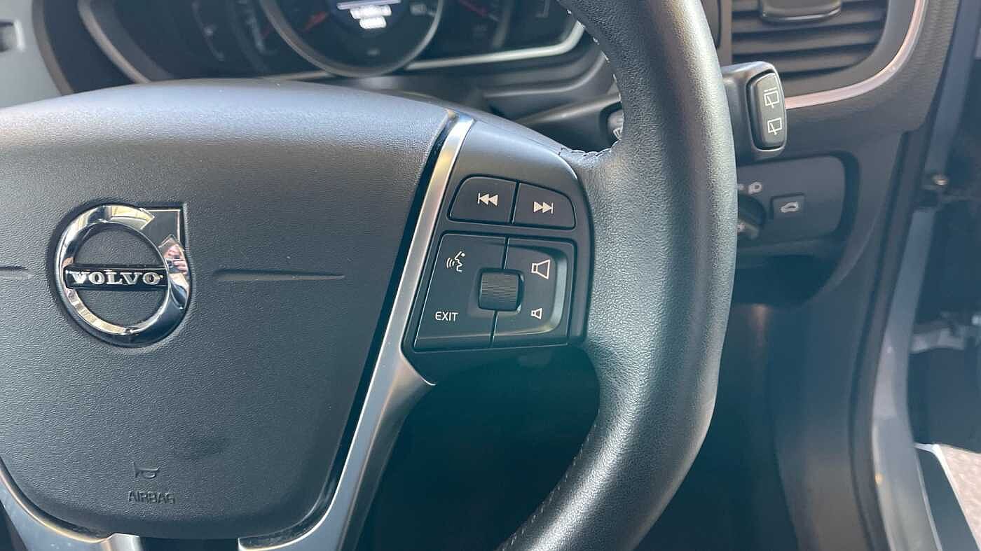 Volvo V40 T2 Momentum Manual