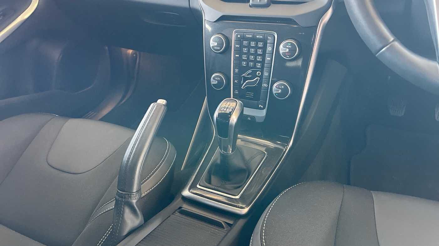 Volvo V40 T2 Momentum Manual