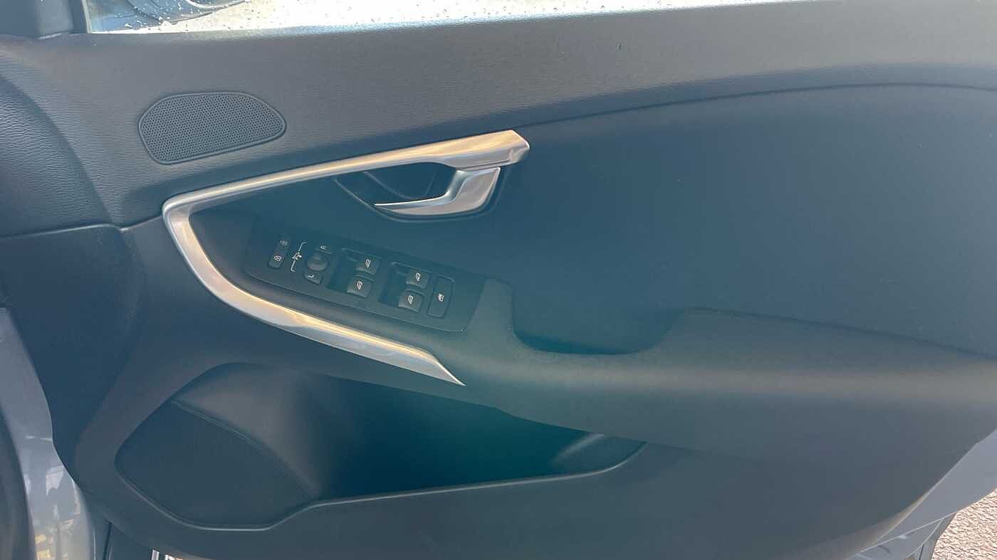 Volvo V40 T2 Momentum Manual