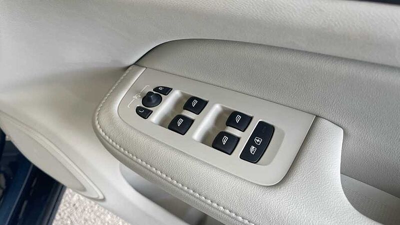 Volvo V60 Ultra, T8 AWD Plug-in hybrid, Electric/Petrol, Dark