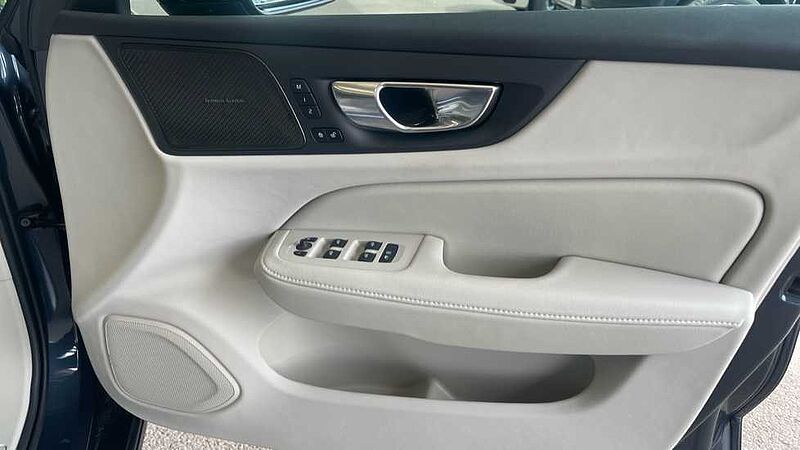 Volvo V60 Ultra, T8 AWD Plug-in hybrid, Electric/Petrol, Dark