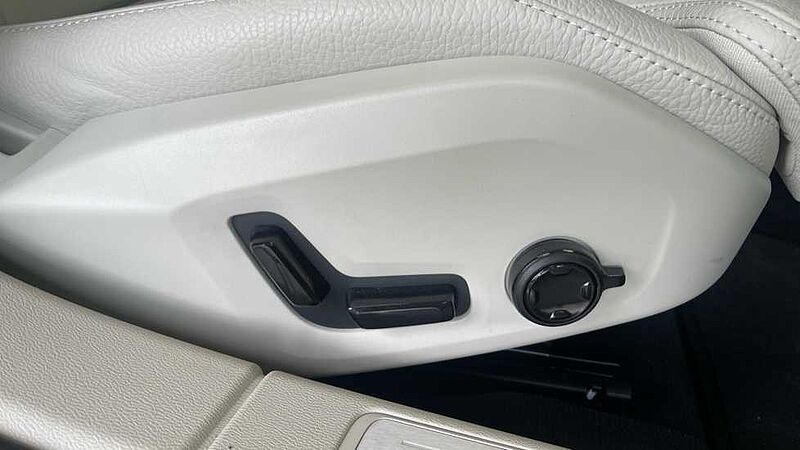Volvo V60 Ultra, T8 AWD Plug-in hybrid, Electric/Petrol, Dark