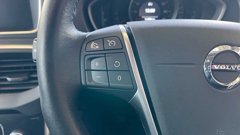 Volvo V40 T2 Momentum Manual