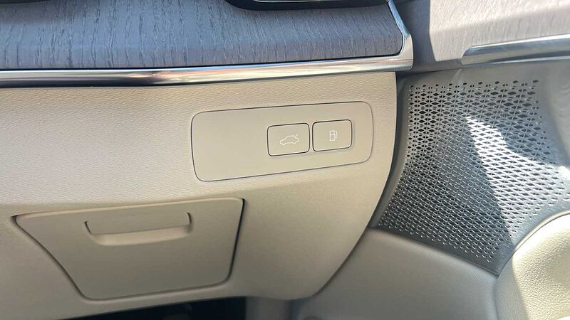 Volvo XC90 Ultra, T8 AWD Plug-in hybrid, Electric/Petrol, Dark, 7 Seats