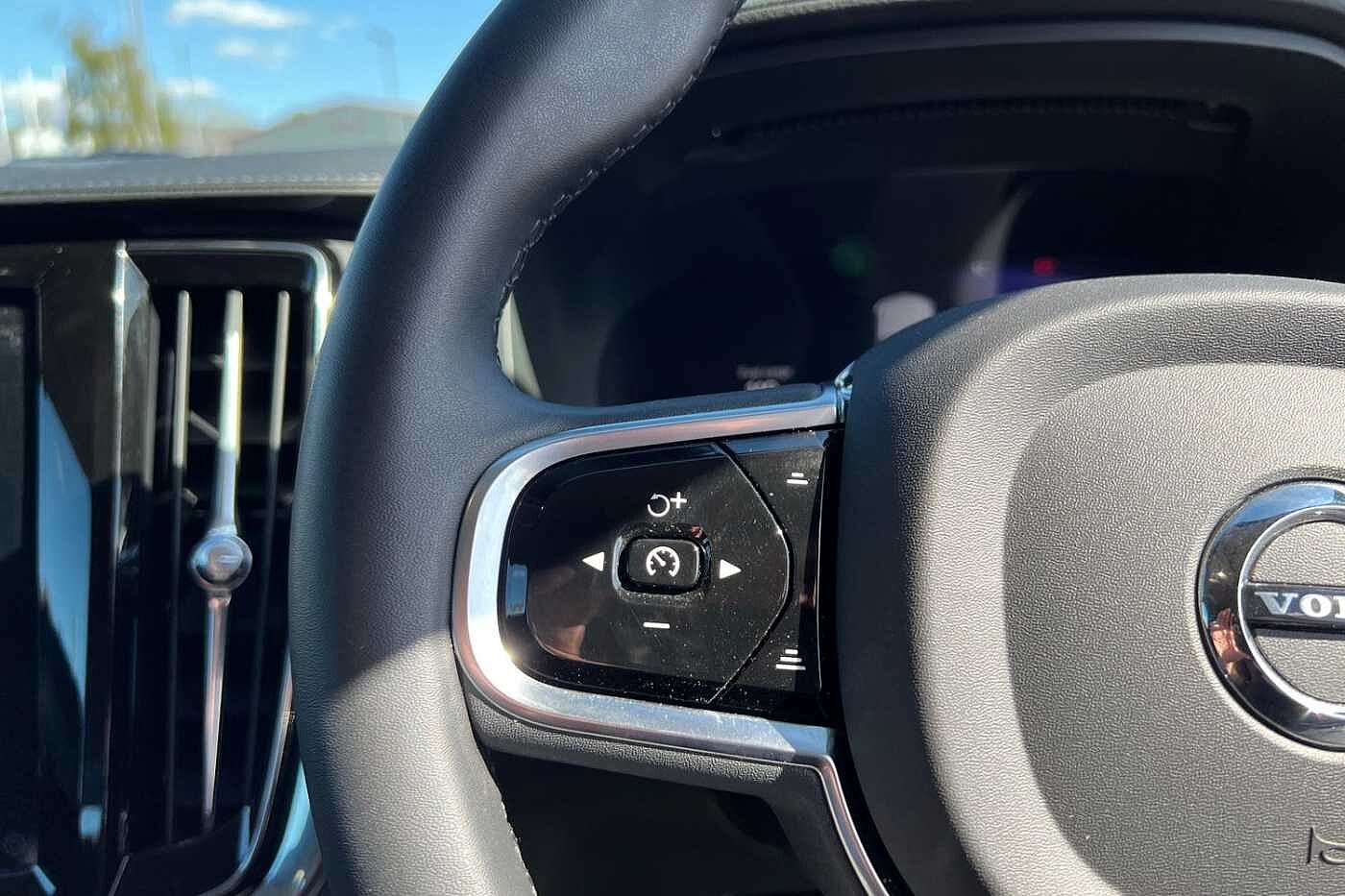 Volvo S90 Recharge Plus, T8 AWD plug-in hybrid, Electric/Petrol, Dark