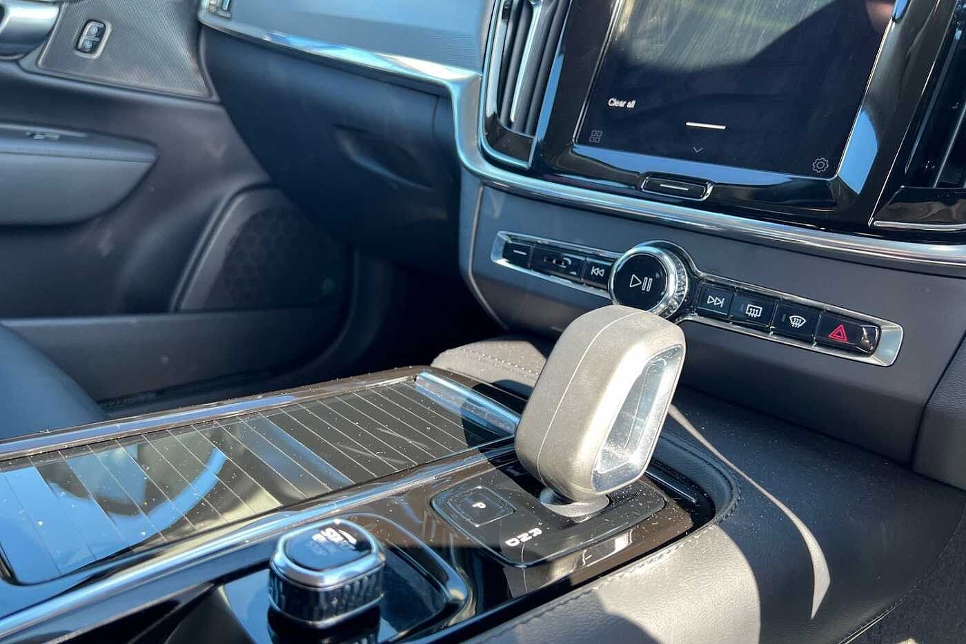 Volvo S90 Recharge Plus, T8 AWD plug-in hybrid, Electric/Petrol, Dark