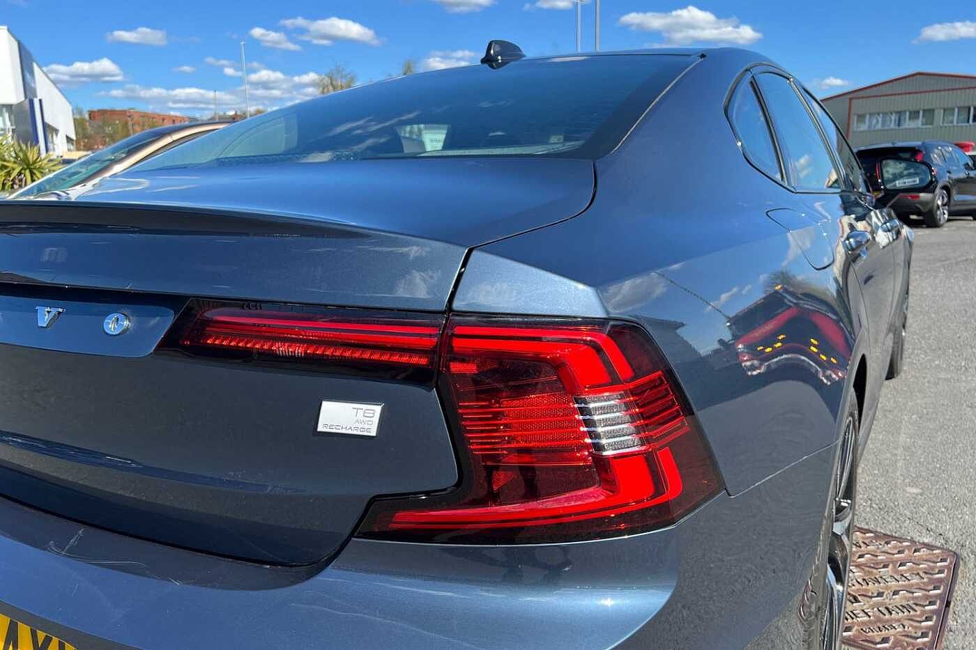 Volvo S90 Recharge Plus, T8 AWD plug-in hybrid, Electric/Petrol, Dark