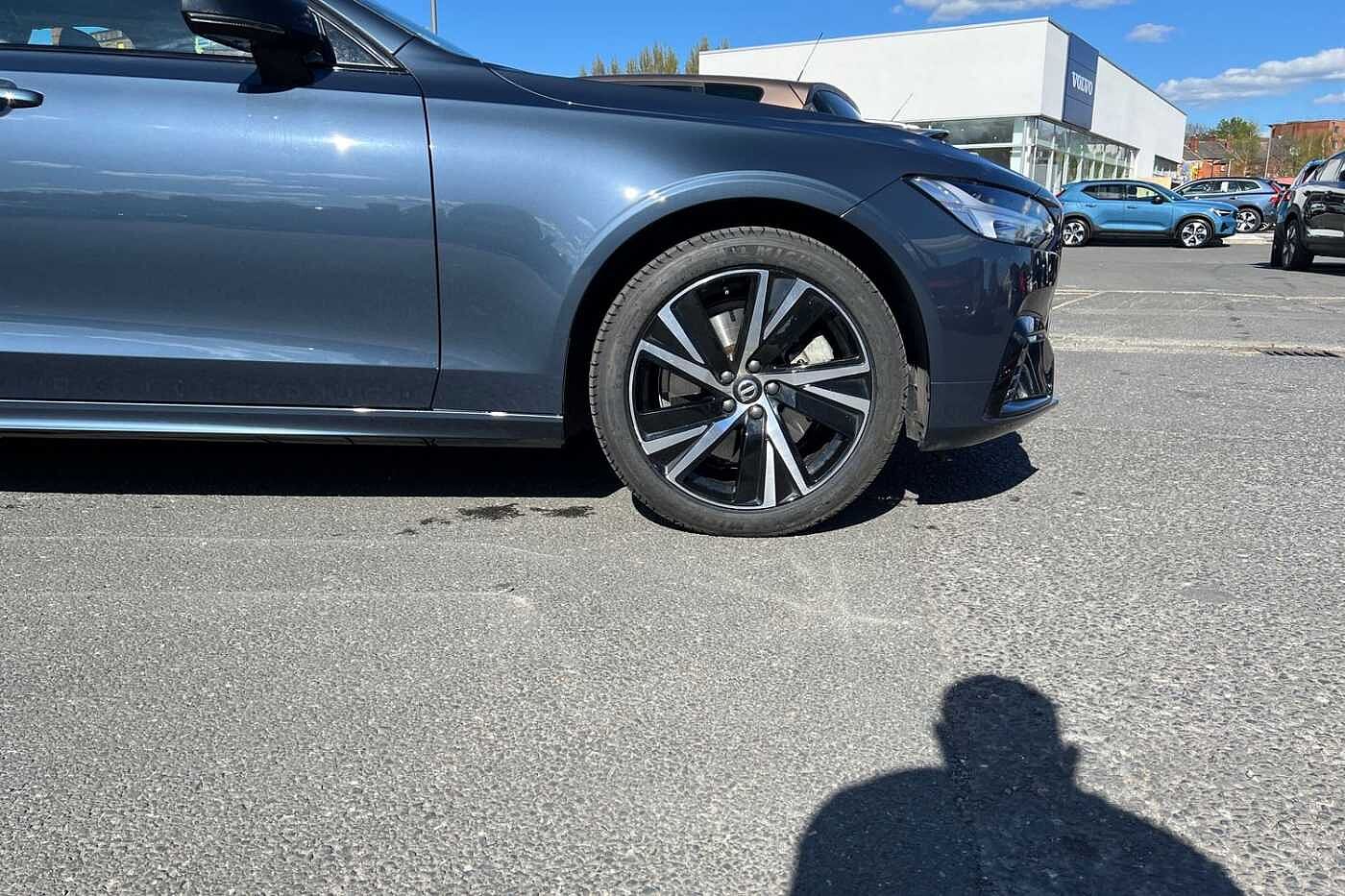 Volvo S90 Recharge Plus, T8 AWD plug-in hybrid, Electric/Petrol, Dark