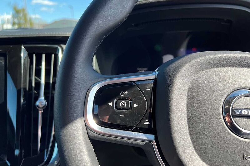 Volvo S90 Recharge Plus, T8 AWD plug-in hybrid, Electric/Petrol, Dark