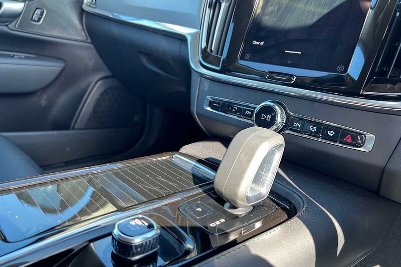 Volvo S90 Recharge Plus, T8 AWD plug-in hybrid, Electric/Petrol, Dark