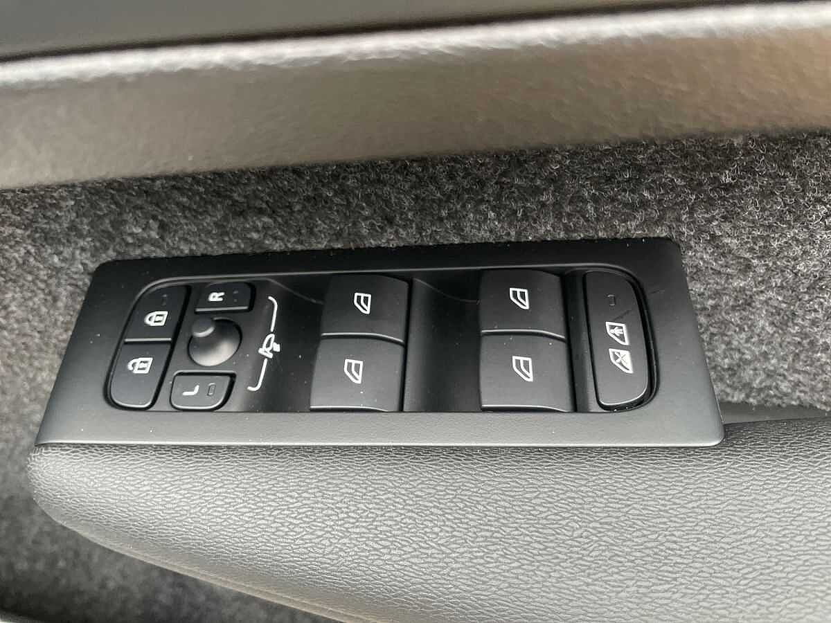 Volvo XC40 2.0 B4P Ultra Black Edition 5Dr Auto