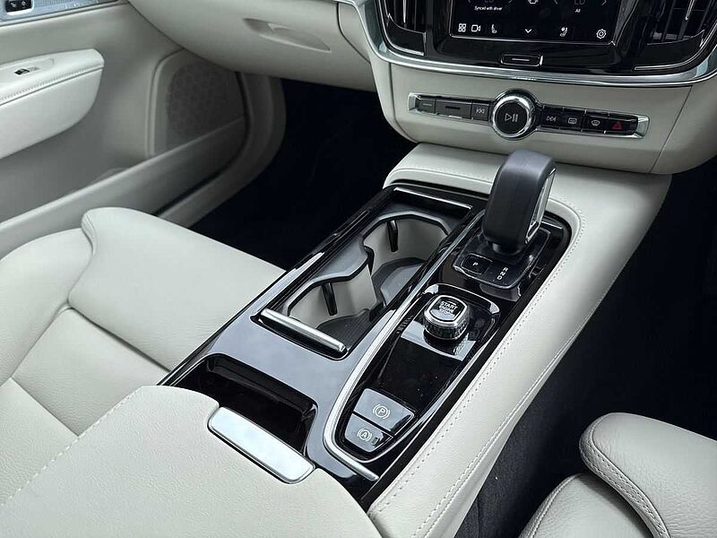 Volvo V90 Ultra, T8 AWD Plug-in hybrid, Electric/Petrol, Dark