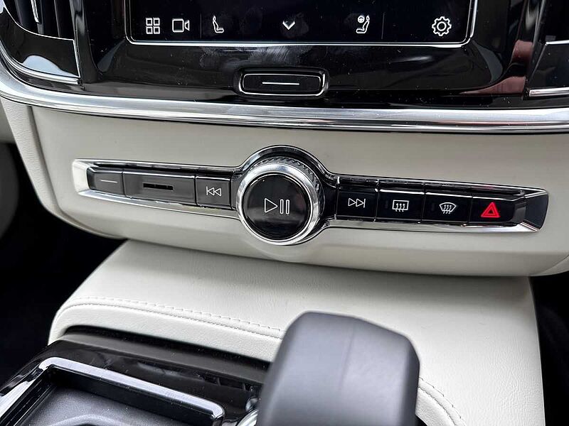 Volvo V90 Ultra, T8 AWD Plug-in hybrid, Electric/Petrol, Dark