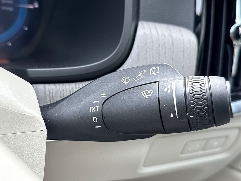 Volvo V90 Ultra, T8 AWD Plug-in hybrid, Electric/Petrol, Dark