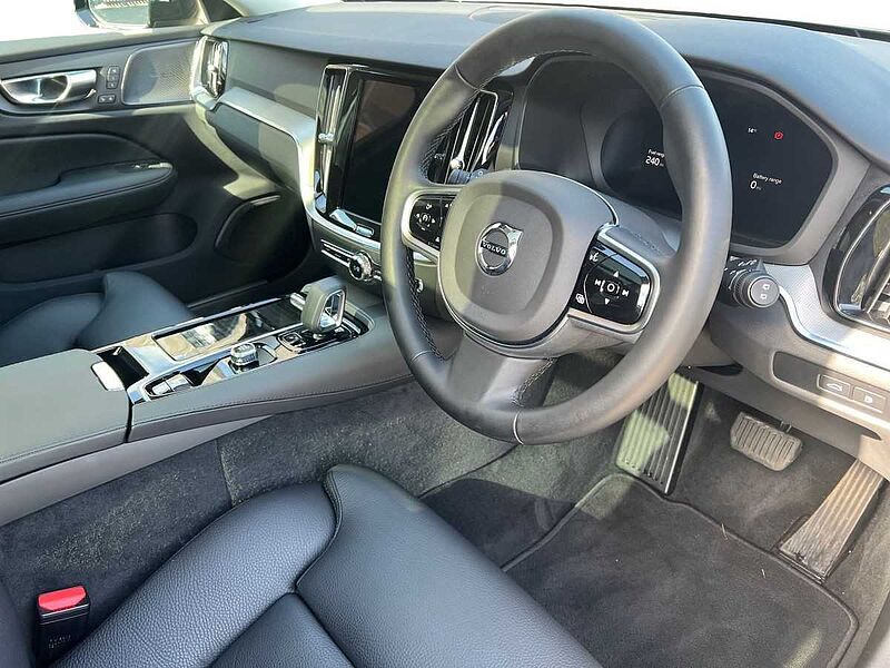 Volvo V60 Ultra, T8 AWD Plug-in hybrid, Electric/Petrol, Dark