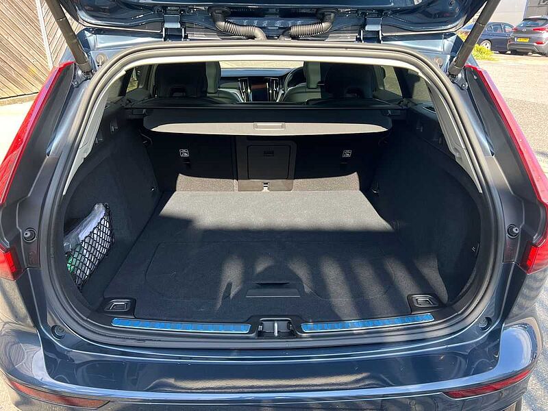 Volvo V60 Ultra, T8 AWD Plug-in hybrid, Electric/Petrol, Dark