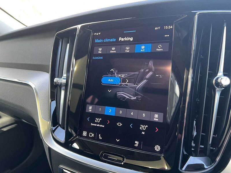 Volvo V60 Ultra, T8 AWD Plug-in hybrid, Electric/Petrol, Dark