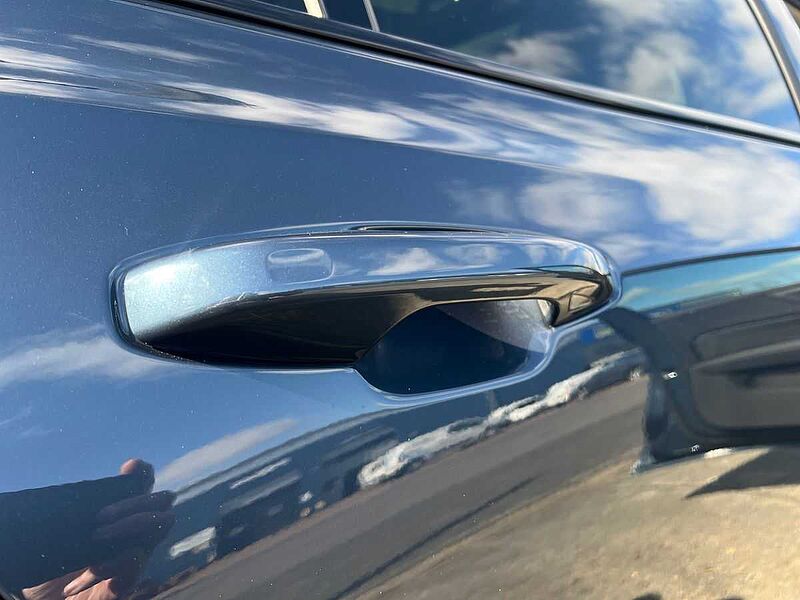 Volvo V60 Ultra, T8 AWD Plug-in hybrid, Electric/Petrol, Dark