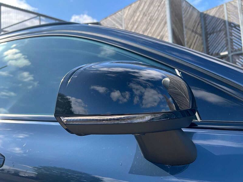 Volvo V60 Ultra, T8 AWD Plug-in hybrid, Electric/Petrol, Dark