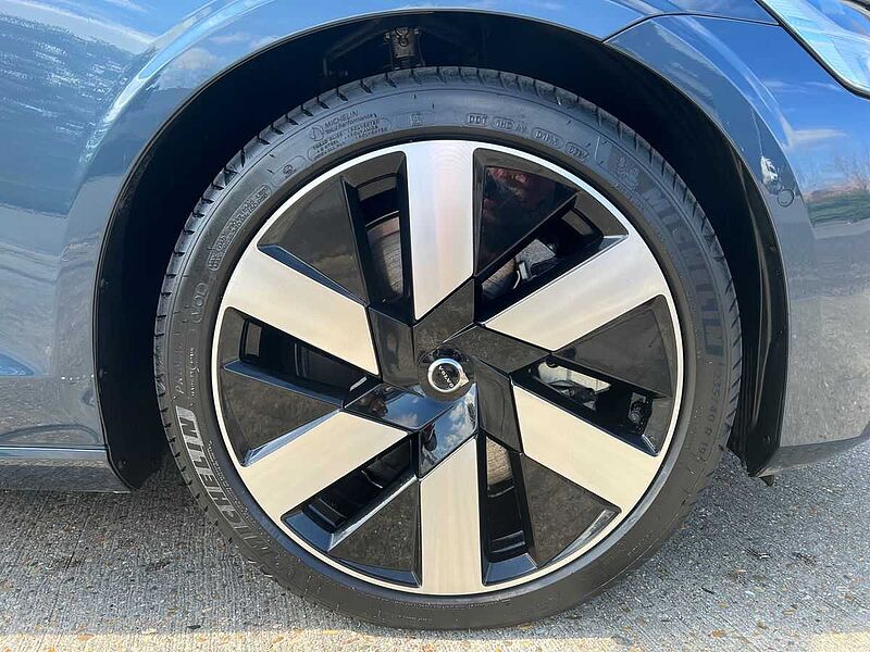 Volvo V60 Ultra, T8 AWD Plug-in hybrid, Electric/Petrol, Dark