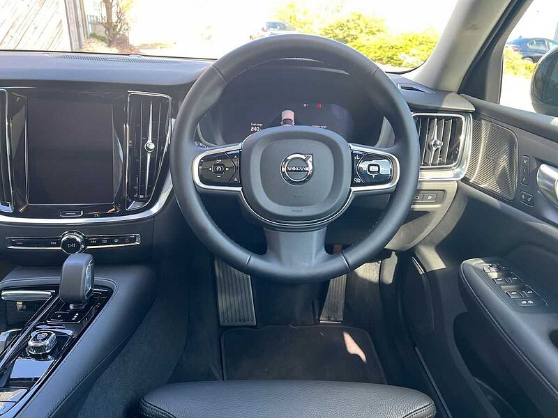 Volvo V60 Ultra, T8 AWD Plug-in hybrid, Electric/Petrol, Dark