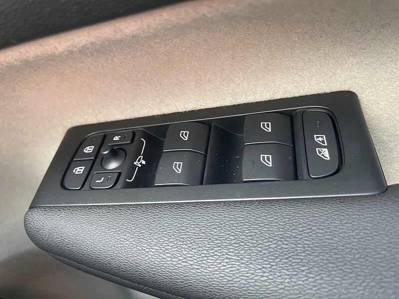 Volvo XC40 2.0 B4P Ultra Dark 5Dr Auto