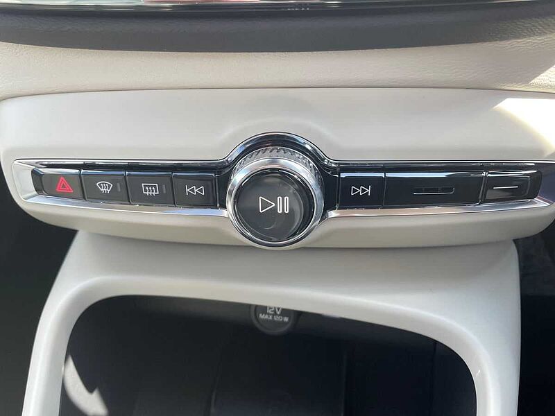 Volvo XC40 2.0 B4P Ultra Dark 5Dr Auto