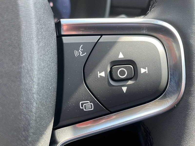 Volvo XC40 2.0 B4P Ultra Dark 5Dr Auto