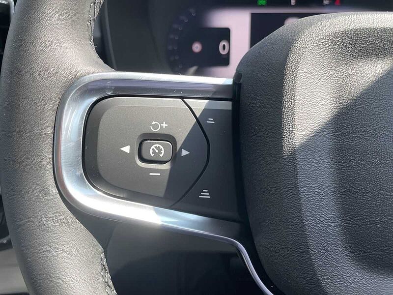 Volvo XC40 2.0 B4P Ultra Dark 5Dr Auto