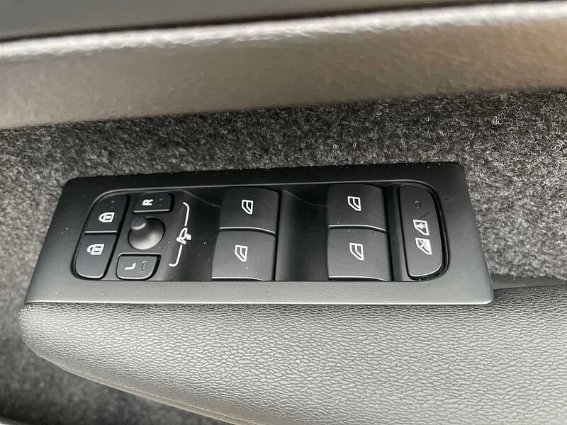 Volvo XC40 2.0 B4P Ultra Black Edition 5Dr Auto