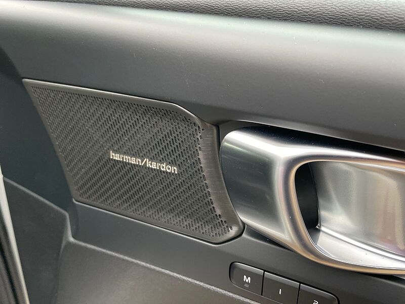 Volvo XC40 2.0 B4P Ultra Black Edition 5Dr Auto