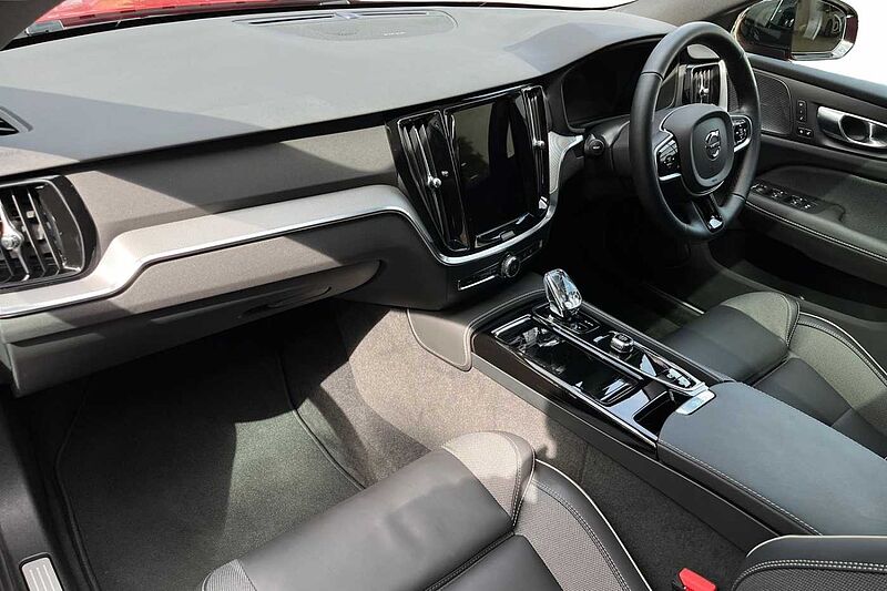 Volvo V60 V60 Ultra, T8 AWD Plug-in hybrid, Electric/Petrol, Dark