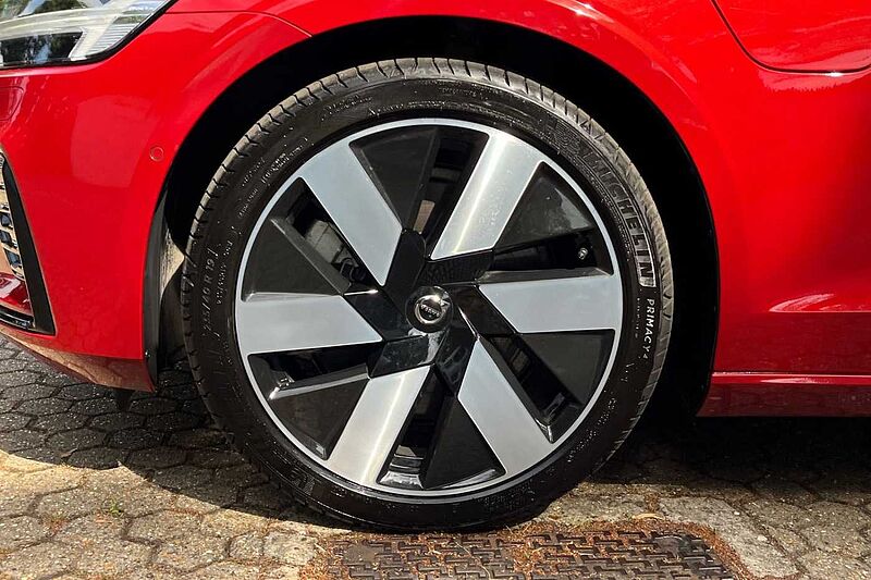 Volvo V60 V60 Ultra, T8 AWD Plug-in hybrid, Electric/Petrol, Dark