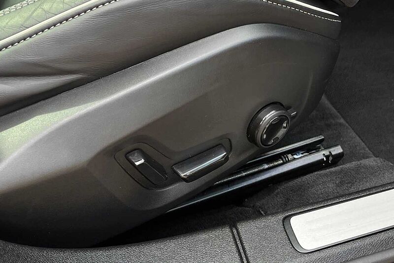 Volvo V60 V60 Ultra, T8 AWD Plug-in hybrid, Electric/Petrol, Dark