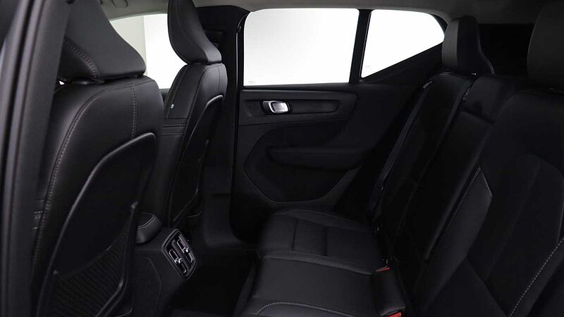 Volvo XC40 B4 (P) Ultra Dark Auto (Sunroof, 360 Camera, BLIS)