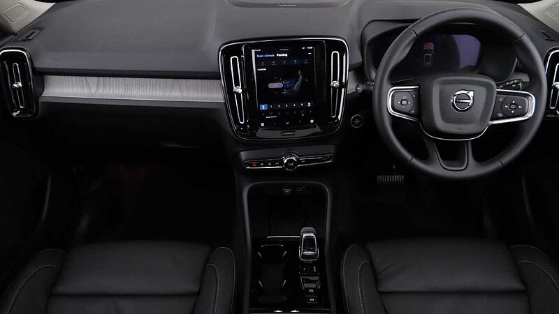 Volvo XC40 B4 (P) Ultra Dark Auto (Sunroof, 360 Camera, BLIS)