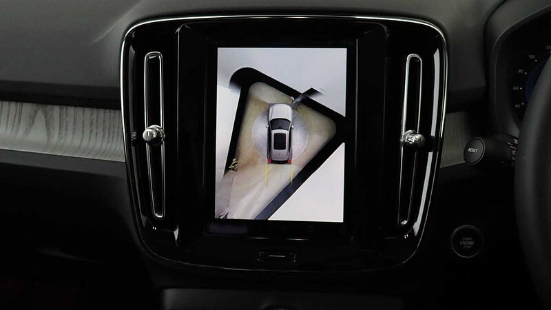 Volvo XC40 B4 (P) Ultra Dark Auto (Sunroof, 360 Camera, BLIS)