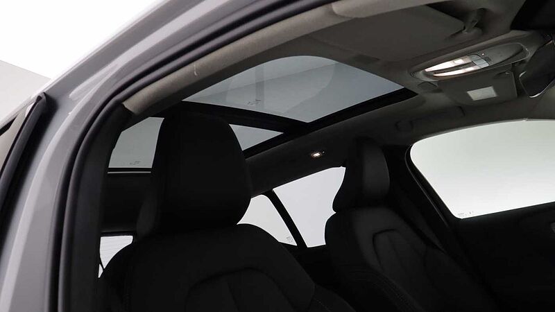 Volvo XC40 B4 (P) Ultra Dark Auto (Sunroof, 360 Camera, BLIS)