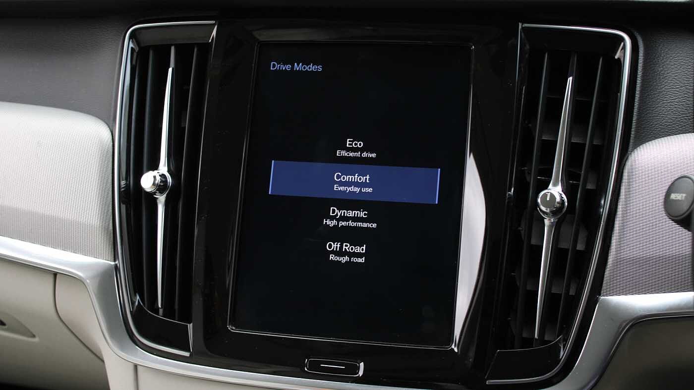 Volvo V90 Cross Country D4 AWD Pro Auto (Blond Leather, Air Suspension, Apple CarPlay, BLIS)